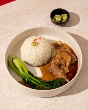 Biftek, et içi ve dışı pişene kadar ızgara sürecinden geçen işlenmiş sığır etidir. Sıcak sos ve pilav ile servis edilir.