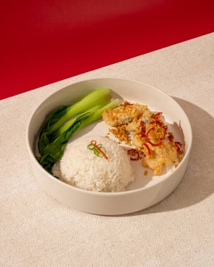 sarımsak soslu gourami balığıyla servis edilen pirinç.