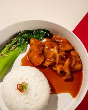 tereyağı soslu gourami balığıyla servis edilen pirinç.