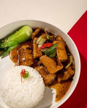 Gourami balığı ve tausi tofu ile servis edilen pirinç.