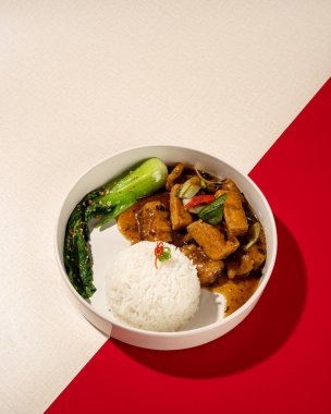 Gourami balığı ve tausi tofu ile servis edilen pirinç.