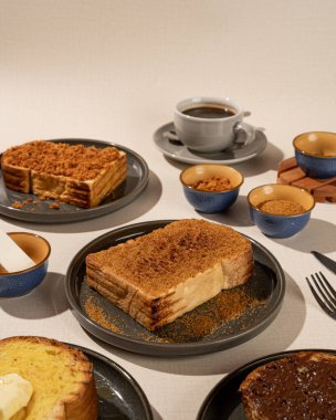 Tipik Endonezya buğulama ekmeği ve çeşitli dolgulu tost.