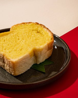 Buğulanmış ekmek, genellikle buğdaydan yapılan ve tereyağıyla buharlaştırılarak yapılan bir ekmektir.