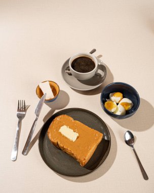 Roti Bakar, yumurta ve kahveyle servis edilen iki dilim ekmekten oluşan tipik bir Endonezya sandviçi.