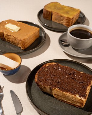 Tipik Endonezya buğulama ekmeği ve çeşitli dolgulu tost.