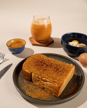 Roti Bakar, Teh Tarık ve haşlanmış yumurta ile servis edilen iki dilim ekmek ve dolgundan oluşan tipik bir Endonezya sandviçi..