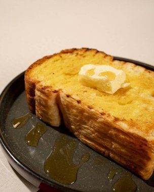 Roti burn, iki dilim ekmek ve bal ve tereyağı ile doldurulmuş tipik bir Endonezya sandviçi.