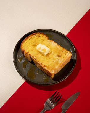 Roti burn, iki dilim ekmek ve bal ve tereyağı ile doldurulmuş tipik bir Endonezya sandviçi.