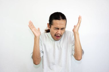 Kızgın ve sinirli bir adam bağırırken iki elini kaldırdı. Kameraya öfkeyle bakıyor. beyaz arkaplanda izole