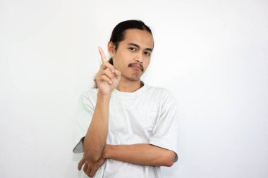 Farklı el ifadeleri olan üzgün ve kızgın bir adam, beyaz arka planda izole edilmiş..