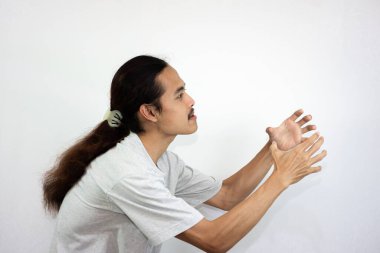 Sinirli ve kızgın bir adam el kaldırıyor ve dişlerini sıkıyor. Öfkeli, birini öldürecek..