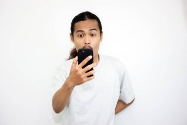 Cep telefonu tutarken farklı ifadelere sahip Asyalı bir adam. beyaz arkaplanda izole