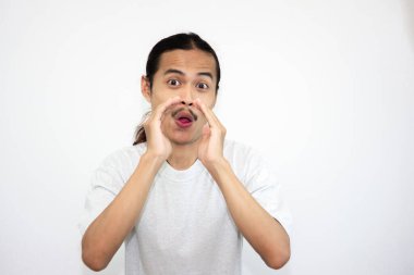 Şaşırmış ve dedikodu yapmak isteyen Asyalı bir adam. beyaz arkaplanda izole