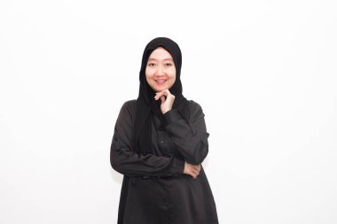 Güzel ve neşeli Asyalı genç Müslüman kadın, değişik ifadelerle. beyaz arkaplanda izole