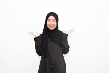 Güzel ve neşeli Asyalı genç Müslüman kadın, değişik ifadelerle. beyaz arkaplanda izole