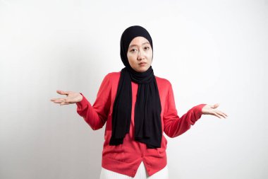 Kızgın yüzlü, tesettürlü genç Asyalı kadın. Beyaz Arkaplanda İzole Edilmiş