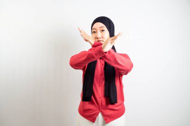 Elleri olmayan tesettürlü bir kadın, başka yolu yok, çaresiz. beyaz arkaplanda izole