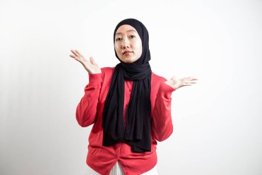 Pembe kazak giyen tesettürlü kadın şok oldu. beyaz arkaplan.
