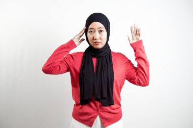 Pembe daha tatlı ve tesettürlü genç Asyalı kadın. İzole edilmiş beyaz arkaplan düşünürken ayakta dur.