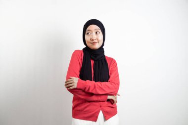Pembe daha tatlı ve tesettürlü genç Asyalı kadın. İzole edilmiş beyaz arkaplan düşünürken ayakta dur.