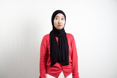 Pembe daha tatlı ve tesettürlü genç Asyalı kadın. İzole edilmiş beyaz arkaplan düşünürken ayakta dur.