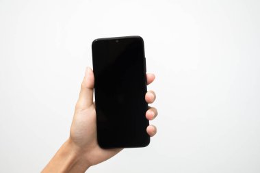 Adamın eli yukarıdan akıllı bir telefon ekranı görüntüsü tutuyor. beyaz arkaplanda izole