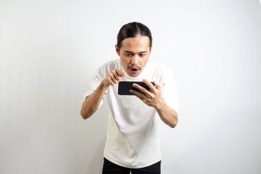 Cep telefonu tutarken farklı ifadelere sahip Asyalı bir adam. beyaz arkaplanda izole