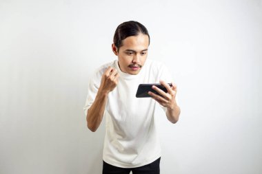 Cep telefonu tutarken farklı ifadelere sahip Asyalı bir adam. beyaz arkaplanda izole