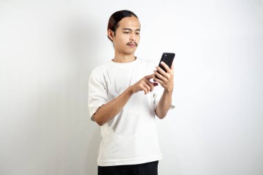 Cep telefonu tutarken farklı ifadelere sahip Asyalı bir adam. beyaz arkaplanda izole