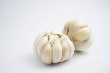 Taze sarımsak. Grup içinde. beyaz arkaplanda izole.