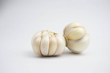 Taze sarımsak. Grup içinde. beyaz arkaplanda izole.