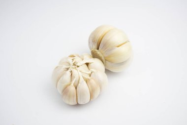 Taze sarımsak. Grup içinde. beyaz arkaplanda izole.