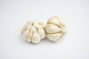 Taze sarımsak. Grup içinde. beyaz arkaplanda izole.