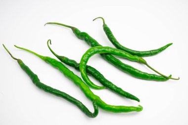 Kümelerdeki kıvırcık yeşil biberler. Tipik Endonezyalı. beyaz arkaplanda izole.