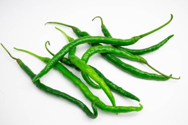 Kümelerdeki kıvırcık yeşil biberler. Tipik Endonezyalı. beyaz arkaplanda izole.