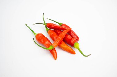 Kırmızı arnavut biberi. Grup içinde. Tipik Endonezyalı. beyaz arkaplanda izole.