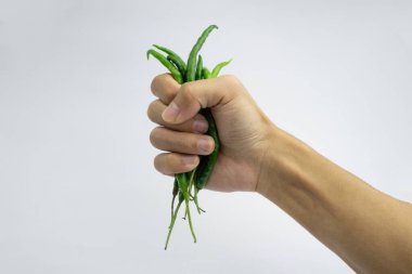 Bir sürü yeşil biber tutan eller. beyaz arkaplanda izole.