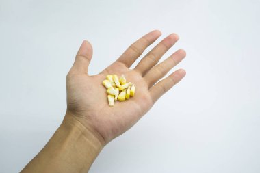 İnsan eliyle patlatılmış mısır. beyaz arkaplanda izole