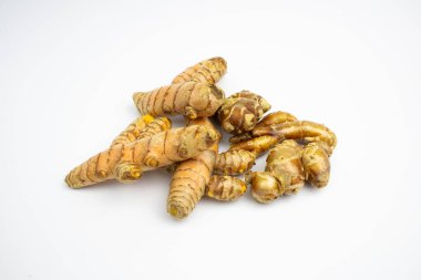 Zerdeçal ve tek galangal. Tipik Endonezyalı, beyaz arka planda izole edilmiş..