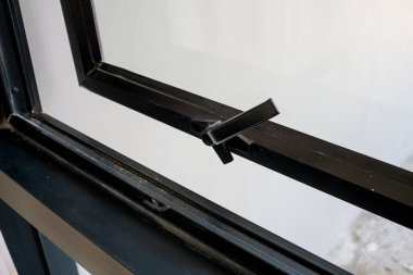 Yeni plastik kapının kulpu. İnşaat halindeki bir evin ön kapısı.