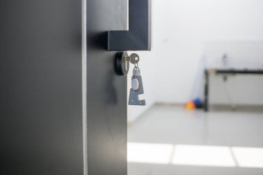 Kapının kilidine yerleştirilmiş anahtarlık takılı. Yeni bir ev ya da konsept al