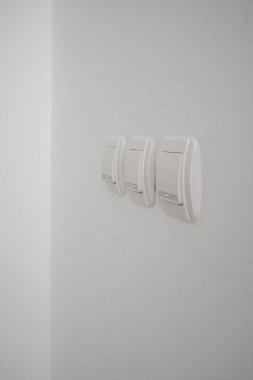 Beyaz duvar çift ışık geçiş