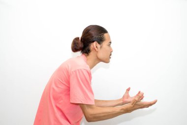 Pembe tişört giyen Endonezyalı, Asyalı bir adam kızgın ya da hayal kırıklığına uğramış gibi sert bir ifade sergiliyor. beyaz arkaplanda izole