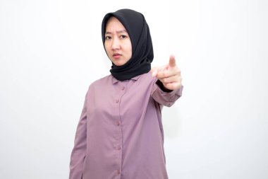 Asyalı, Endonezyalı mor elbiseler giyen ve kızgın ve üzgün ifadeli siyah başörtüsü takan kadının elleri kaşınmak istiyor. beyaz arkaplanda izole