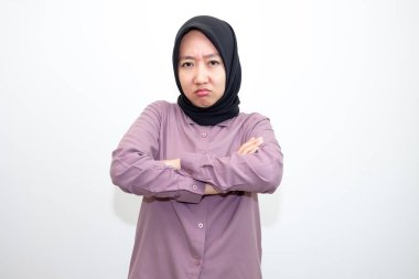 Asyalı, Endonezyalı mor elbiseler giyen ve kızgın ve üzgün ifadeli siyah başörtüsü takan kadının elleri kaşınmak istiyor. beyaz arkaplanda izole