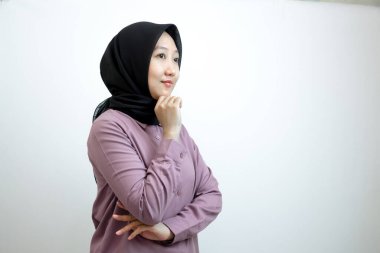 Genç Asyalı, Endonezyalı mor gömlek ve siyah başörtüsü giyen gülümseyen, kendinden emin, başarılı, iş kadını, şirket avukatı, ofiste çalışan. Beyaz arkaplanda izole