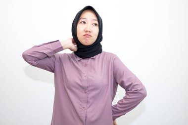 Asyalı, Endonezyalı, gömlek giyen, tesettürlü, esneyen ve ellerini uzatan kadın portresi. Uykulu, sıkılmış ve yorgun görünen tembel bir kadın. Beyaz arkaplanda izole