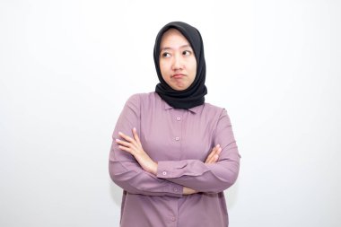 Asyalı, Endonezyalı, gömlek giyen, tesettürlü, esneyen ve ellerini uzatan kadın portresi. Uykulu, sıkılmış ve yorgun görünen tembel bir kadın. Beyaz arkaplanda izole