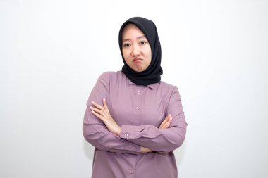 Asyalı, Endonezyalı, gömlek giyen, tesettürlü, esneyen ve ellerini uzatan kadın portresi. Uykulu, sıkılmış ve yorgun görünen tembel bir kadın. Beyaz arkaplanda izole