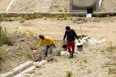 İnşaat işçileri Batı Bandung Regency 'de sübvansiyonlu evler inşa ediyorlar. İşçiler hendek kazıp duvarları düzleştiriyor..